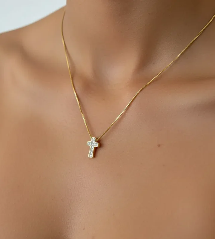 Colar Cruz Cravejada (P) Semijoias Banhado a Ouro 18K