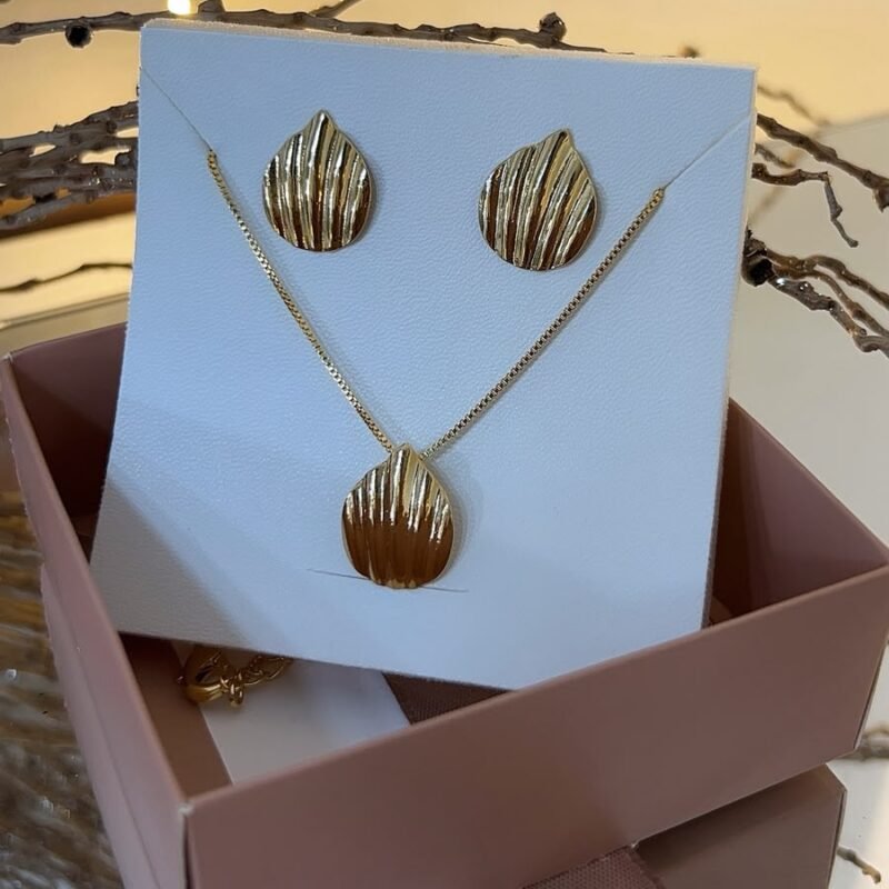 Conjunto de Semijoias Gota Ondulada Texturizada com Colar e Brincos Banhado a Ouro 18K.